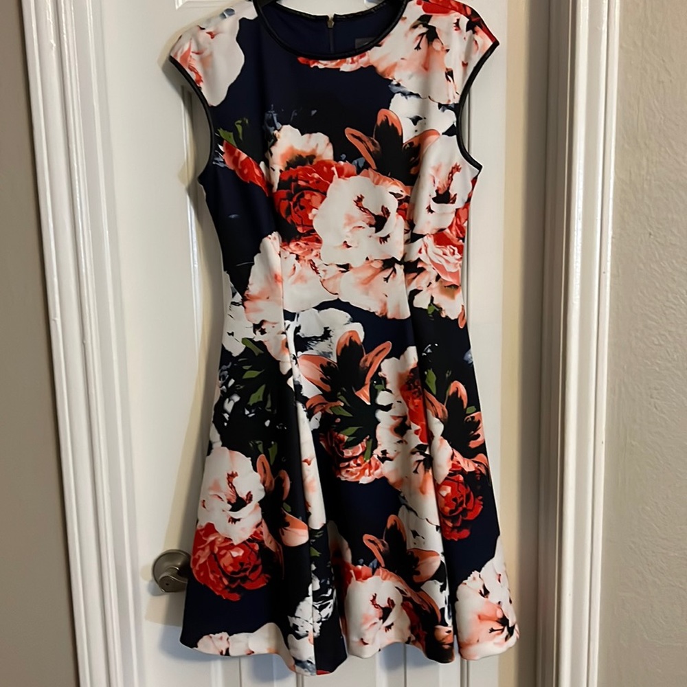 Vince Camuto Size 6 Dress w/pockets